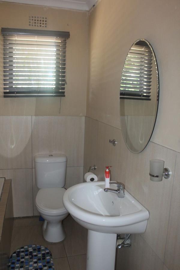 Mbopha Guest House Ulundi Extérieur photo